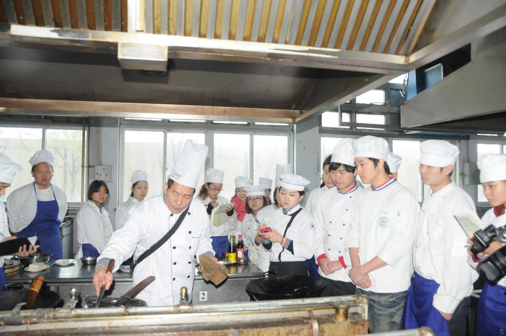 韩国学生在银河体育官方登录入口学习中餐烹饪